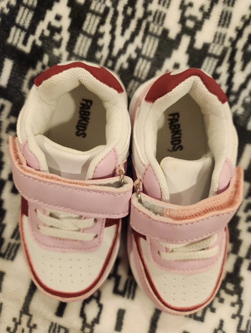 NWOT Kids Pink and White Heart Accent Sneakers, Size 7T